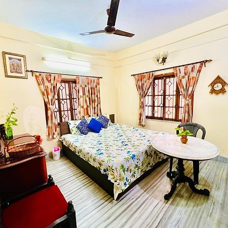 Spacious Apt With Antique Furniture ,Ac & Kitchen Calcutta Buitenkant foto