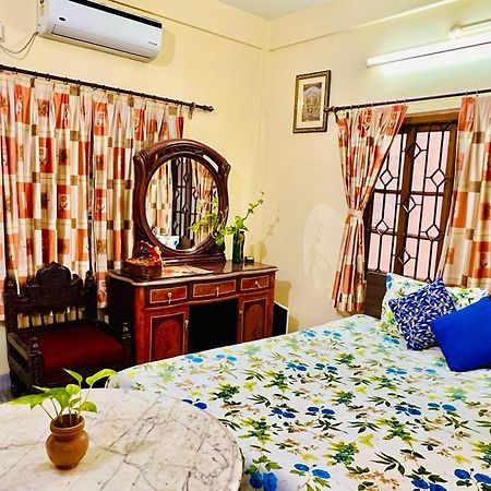 Spacious Apt With Antique Furniture ,Ac & Kitchen Calcutta Buitenkant foto