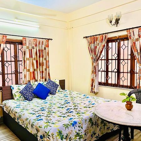 Spacious Apt With Antique Furniture ,Ac & Kitchen Calcutta Buitenkant foto