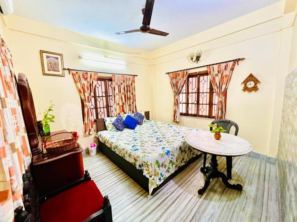 Spacious Apt With Antique Furniture ,Ac & Kitchen Calcutta Buitenkant foto