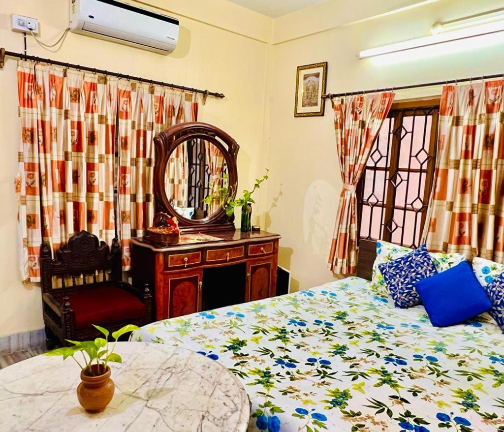 Spacious Apt With Antique Furniture ,Ac & Kitchen Calcutta Buitenkant foto