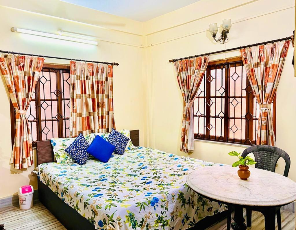 Spacious Apt With Antique Furniture ,Ac & Kitchen Calcutta Buitenkant foto