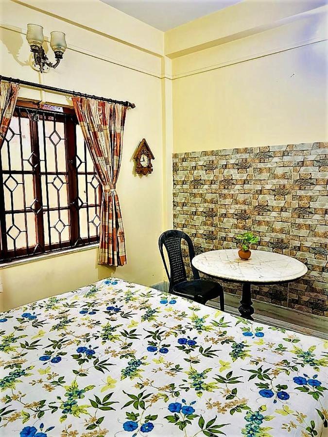 Spacious Apt With Antique Furniture ,Ac & Kitchen Calcutta Buitenkant foto