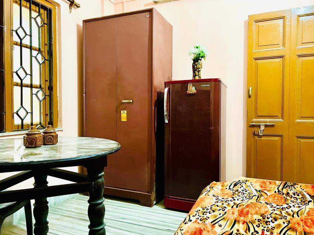 Spacious Apt With Antique Furniture ,Ac & Kitchen Calcutta Buitenkant foto