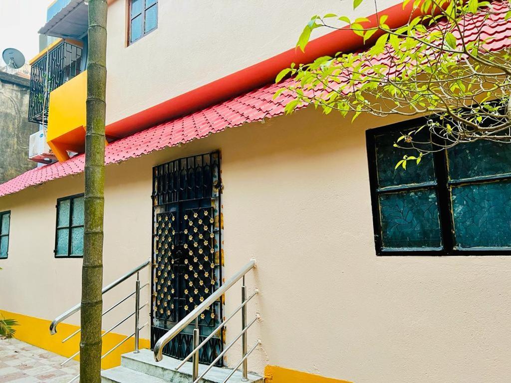 Spacious Apt With Antique Furniture ,Ac & Kitchen Calcutta Buitenkant foto