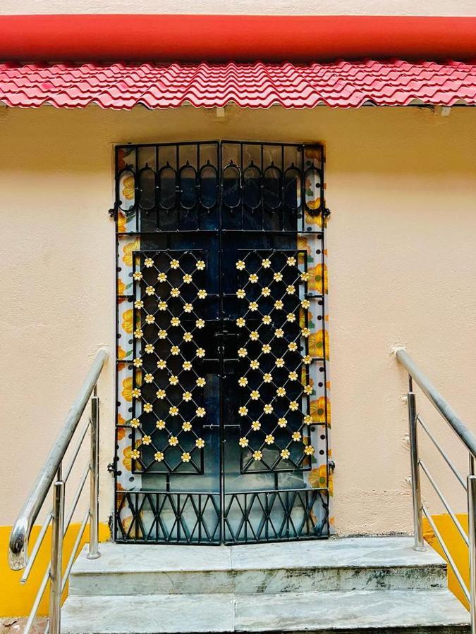 Spacious Apt With Antique Furniture ,Ac & Kitchen Calcutta Buitenkant foto