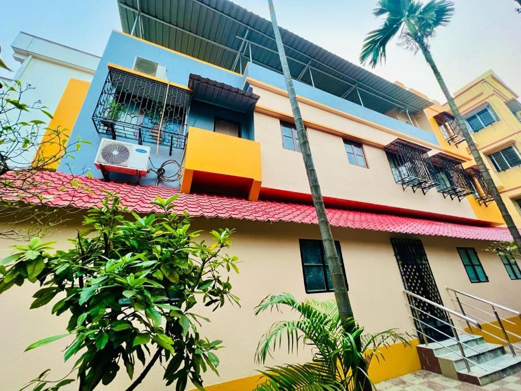 Spacious Apt With Antique Furniture ,Ac & Kitchen Calcutta Buitenkant foto