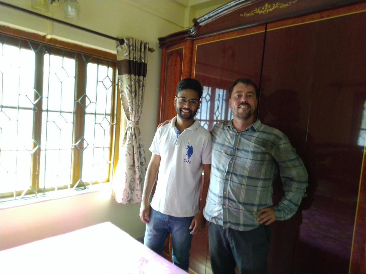 Spacious Apt With Antique Furniture ,Ac & Kitchen Calcutta Buitenkant foto
